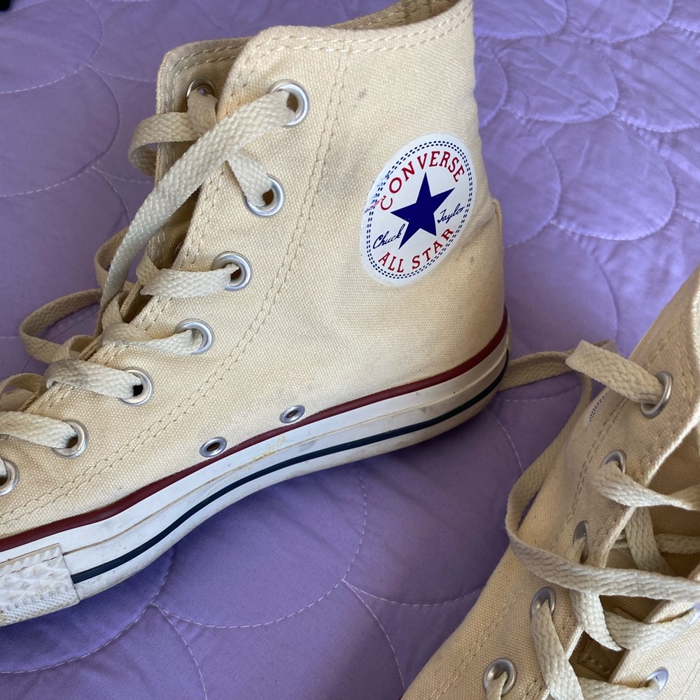 Cream Hightop Converse Women’s 8